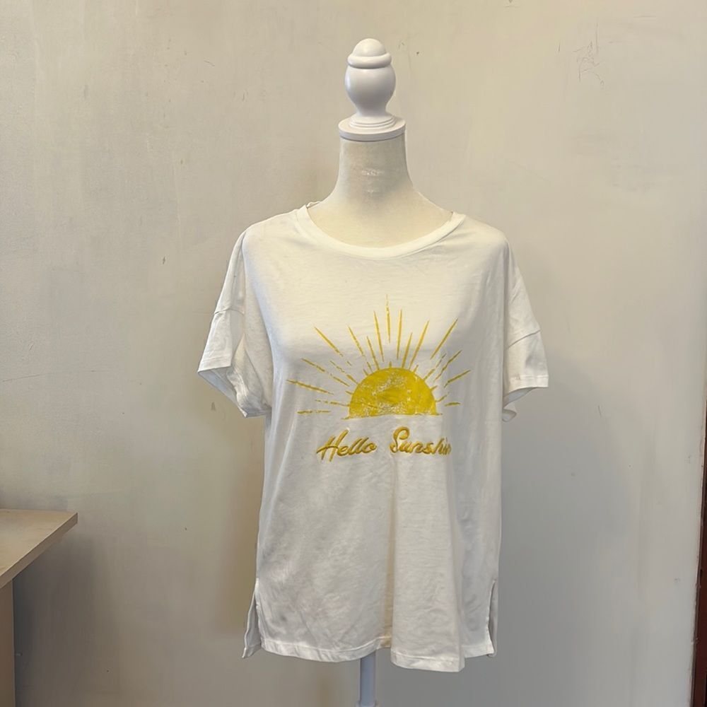 DR 2 short sleeve Hello Sunshine tee Size M NWT
